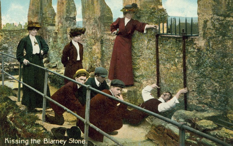 ブラーニーストーンにキス（カラー写真） 作： 英語の写真家