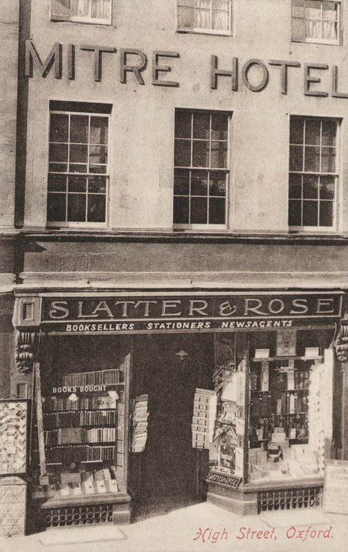 オックスフォードのハイストリートにあるMitre HotelとSlatter and Rose(モノクロ写真) 作： 英語の写真家