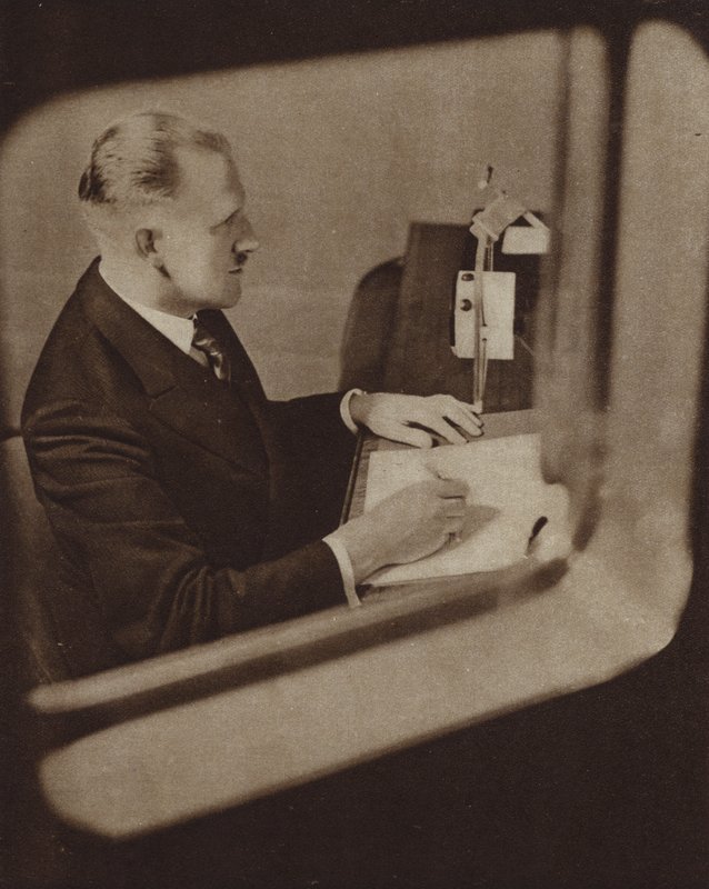 ロンドン、BBCのスタジオでニュースを読むニュースリーダー（モノクロ写真 作： 英語の写真家