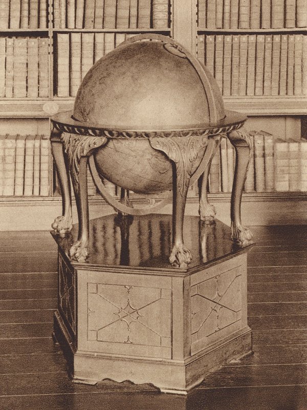 オックスフォードオリエル・カレッジ、図書館にある18世紀の地球儀（モノクロ写真） 作： 英語の写真家
