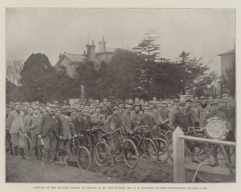 3月23日、Polytechnic Cycling Clubの受賞者であるAE Walters氏によるアンカーシールドの返還 作： 英語の写真家