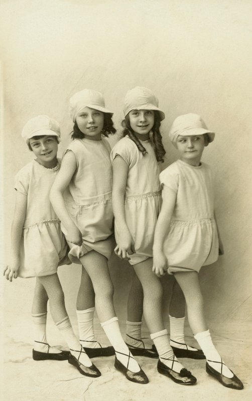 つま先を向ける4人の少女の列（モノクロ写真） 作： 英語の写真家