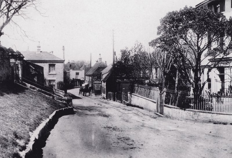 セント・マーガレッツ・ベイ（ケント州）。St Margarets at Cliffe (白黒写真) 作： 英語の写真家