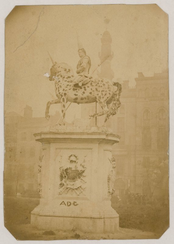 キングジョージ1世の像、レスタースクエア、ロンドン; 1866年に撮影した写真 作： 英語の写真家