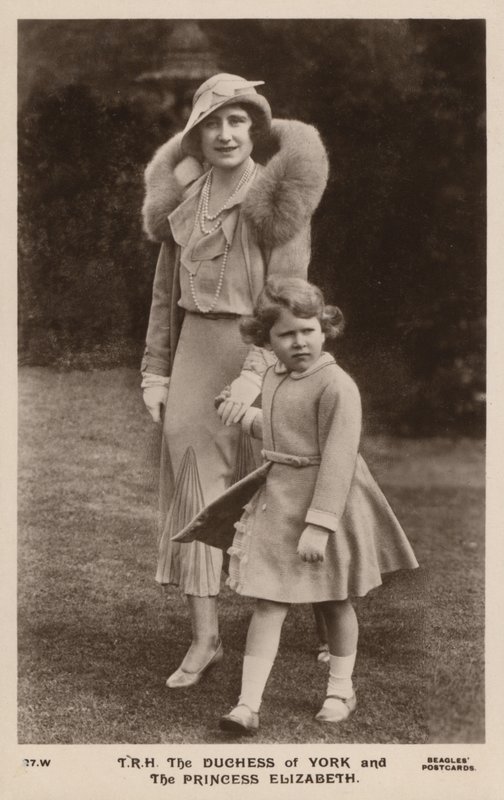 ヨーク公爵夫人とエリザベス王女（モノクロ写真 作： 英語の写真家