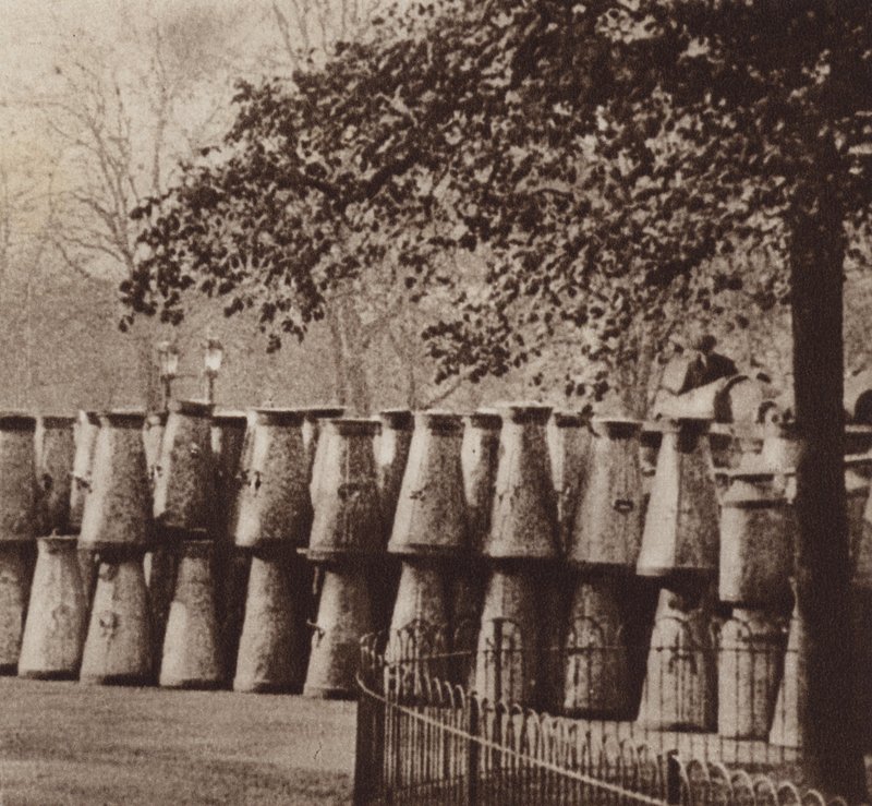 1926年のゼネラルストライキ、ハイドパークロンドンのミルクデポ 作： 英語の写真家