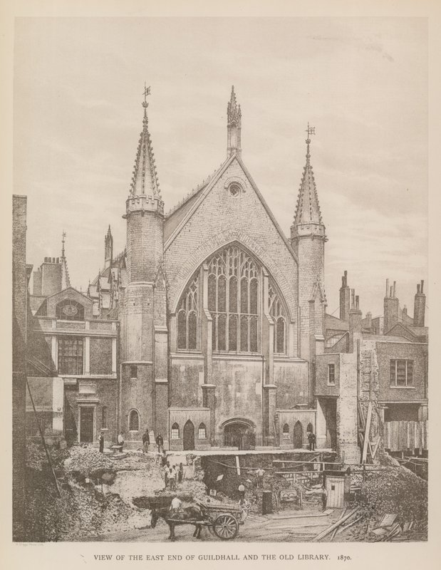 ロンドンのギルドホールの東端と古い図書館の眺め（1870年） 作： 英語の写真家