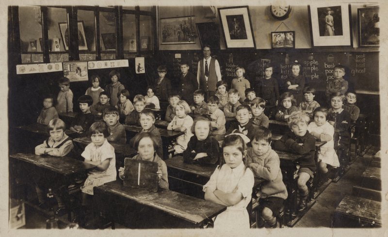 教室での小学生たち（モノクロ写真） 作： 英語学校