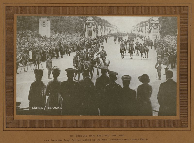 1919年ロンドンでの戦勝記念式典、国王に敬礼するダグラス・ヘイグ卿（モノクロ写真 作： アーネストブルックス