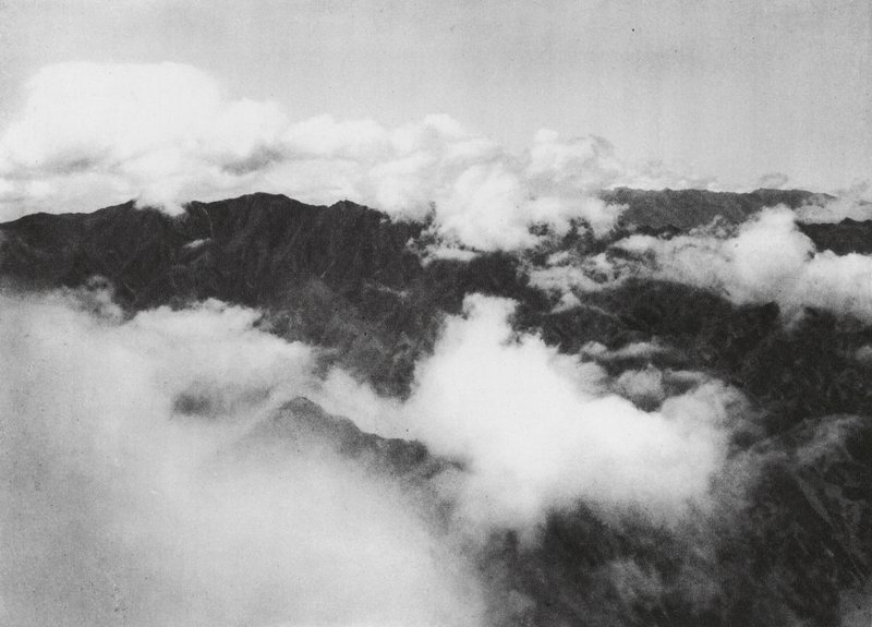 華山、白雲、神西、聖なる山の頂上を囲む白い雲（モノクロ写真） 作： エルンスト・ベルシュマン
