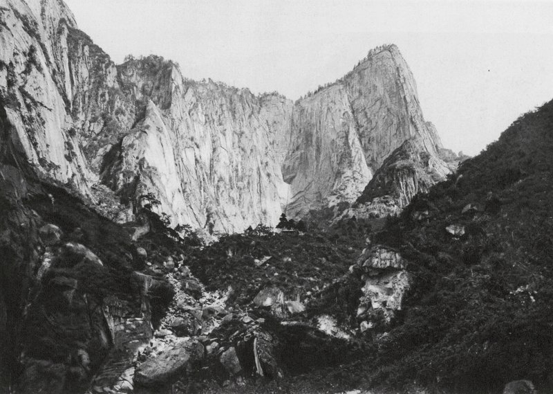 華山、神西、五峰の円柱、中峰と西峰（モノクロ写真） 作： エルンスト・ベルシュマン
