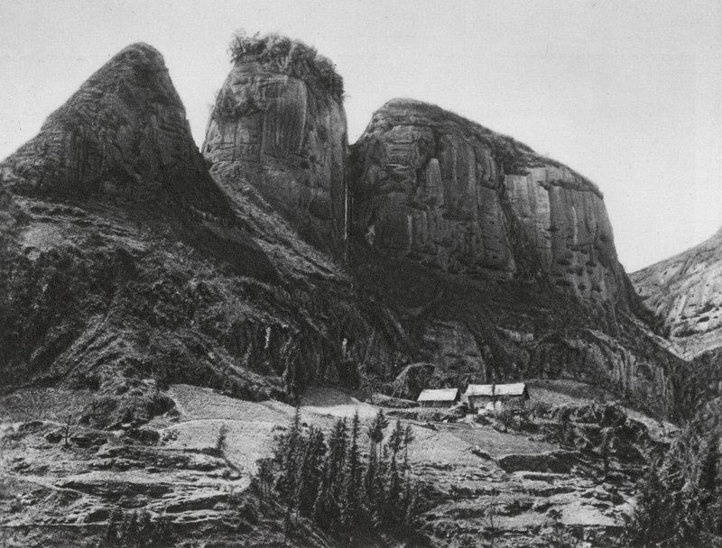 イチャンフー、パイキャシャン、フーペイ、龍王洞窟寺院の向かいにある筆持ち山（モノクロ写真） 作： エルンスト・ベルシュマン