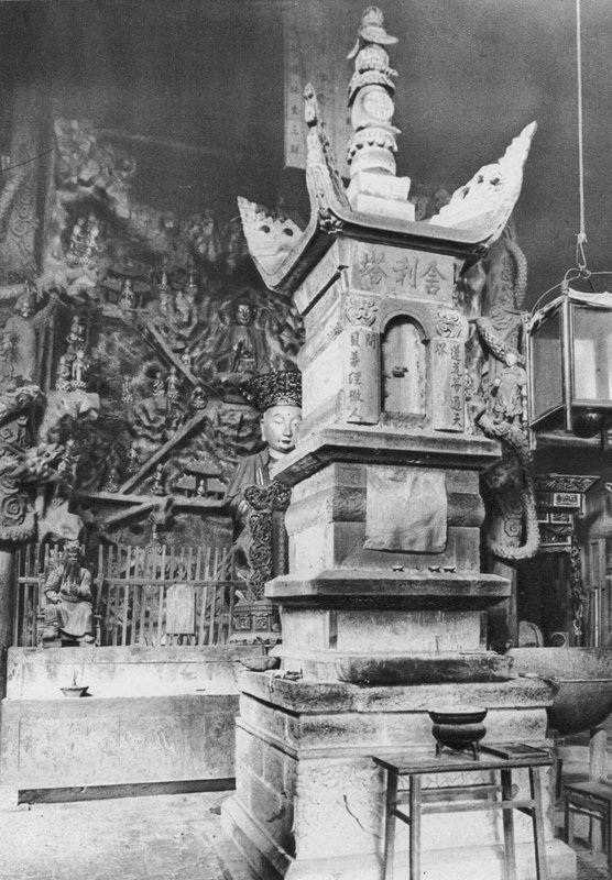 オ・ミ・シャン、ワンニェン・セー、四川、「永遠の僧院」内の聖遺物塔（モノクロ写真） 作： エルンスト・ベルシュマン