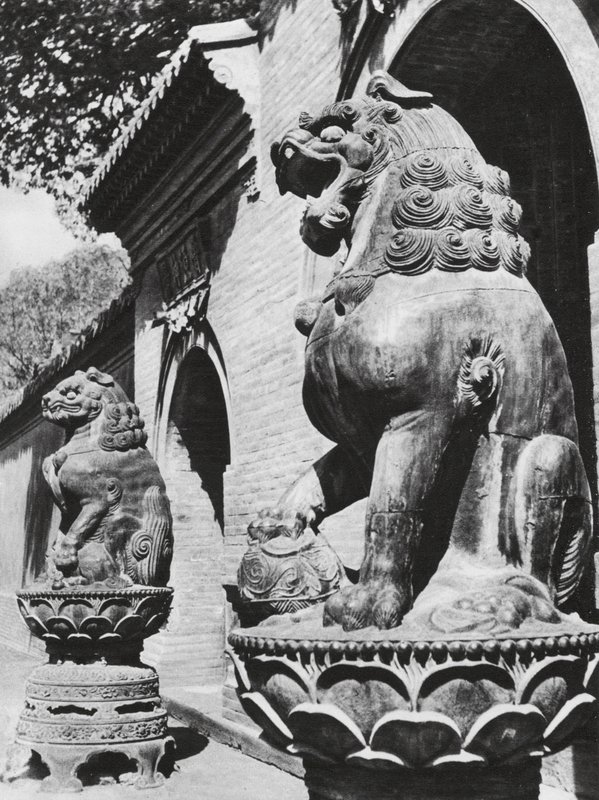 山西省太原府、タペイセ、寺院入り口のブロンズ像の獅子（モノクロ写真） 作： エルンスト・ベルシュマン
