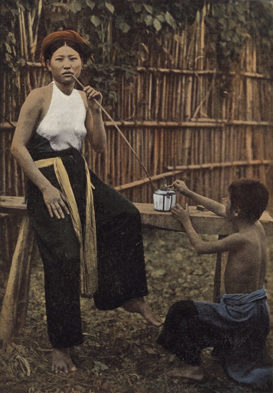 LOpiumを吸う女性 作： ヨーロッパの写真家