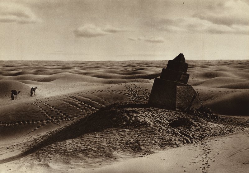 砂漠のマイルストーン（モノクロ写真） 作： ヨーロッパの写真家