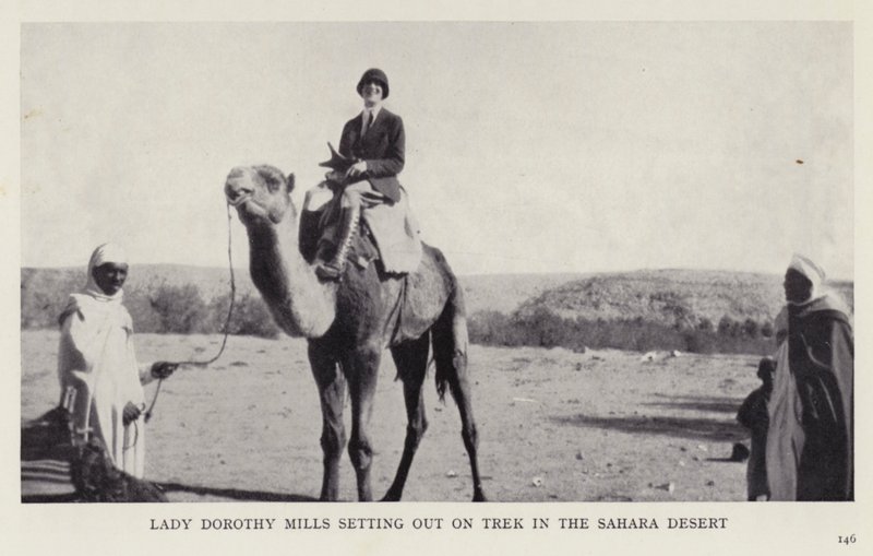 サハラ砂漠のトレッキングに出発するドロシー・ミルズ女史（モノクロ写真 作： ヨーロッパの写真家