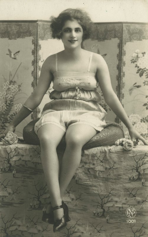 下着姿で座っている女性の肖像（モノクロ写真 作： ヨーロッパの写真家