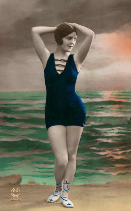 水着を着た若い女性（カラー写真） 作： ヨーロッパの写真家