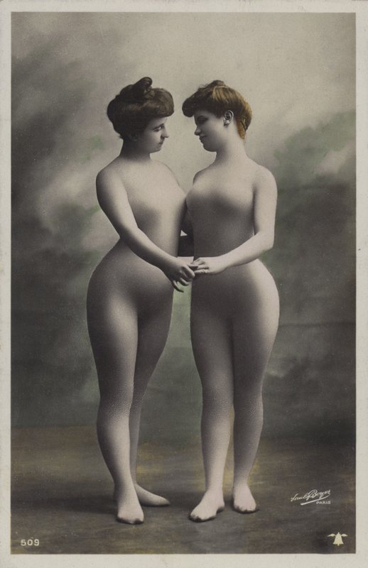 bodystockingsの2人の女性 作： フランスの写真家