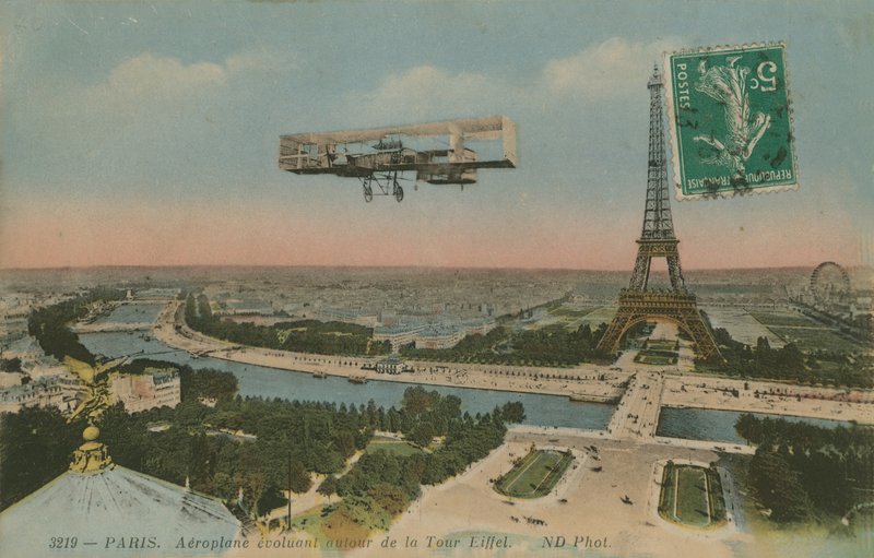 フランス、パリのエッフェル塔を旋回する飛行機。 1913年に送られたはがき。 作： フランスの写真家