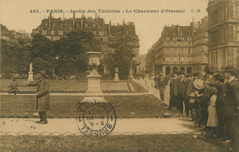 パリのチュイルリー公園の鳥使い。 1913年に送られたはがき。 作： フランスの写真家