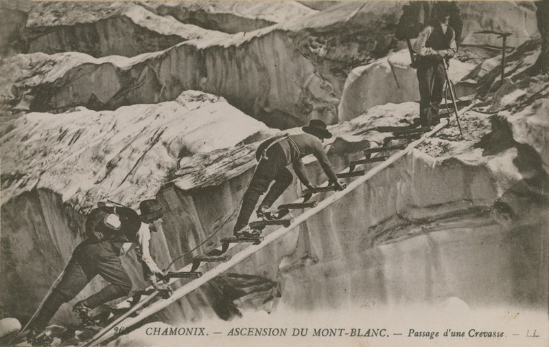 シャモニー-モンブランの上昇。隙間を通過する登山者。 1913年に送られたはがき。 作： フランスの写真家