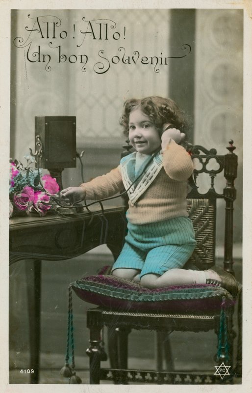 電話を使う子供 作： フランスの写真家