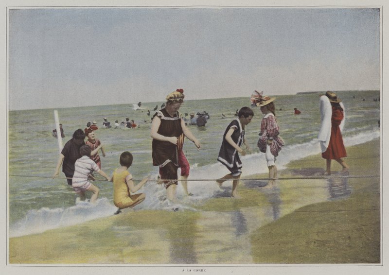 海岸でロープを使って遊ぶ子供たち（カラー写真 作： フランスの写真家