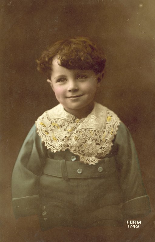 満面の笑みのかわいい男の子（カラー写真 作： フランスの写真家