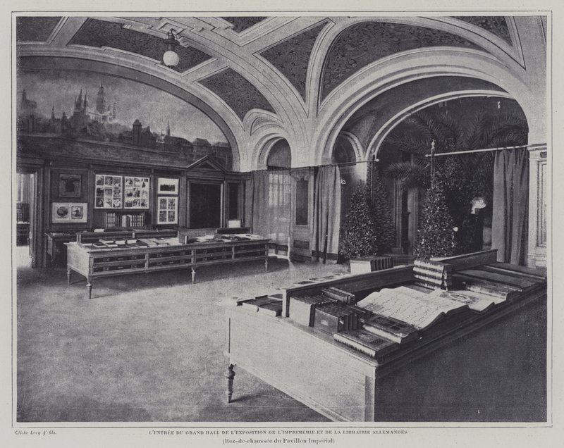 1900年パリ万国博覧会ドイツ館の印刷・書籍展の大ホールの入口（モノクロ写真 作： フランスの写真家