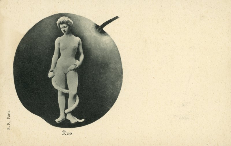 蛇とリンゴを持つイブ（モノクロ写真 作： フランスの写真家