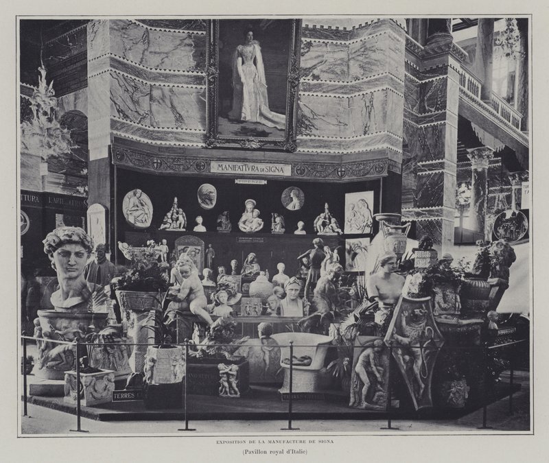 1900年パリ万国博覧会のイタリア館に展示されたフィレンツェのシグナ社の製品（モノクロ写真）。 作： フランスの写真家