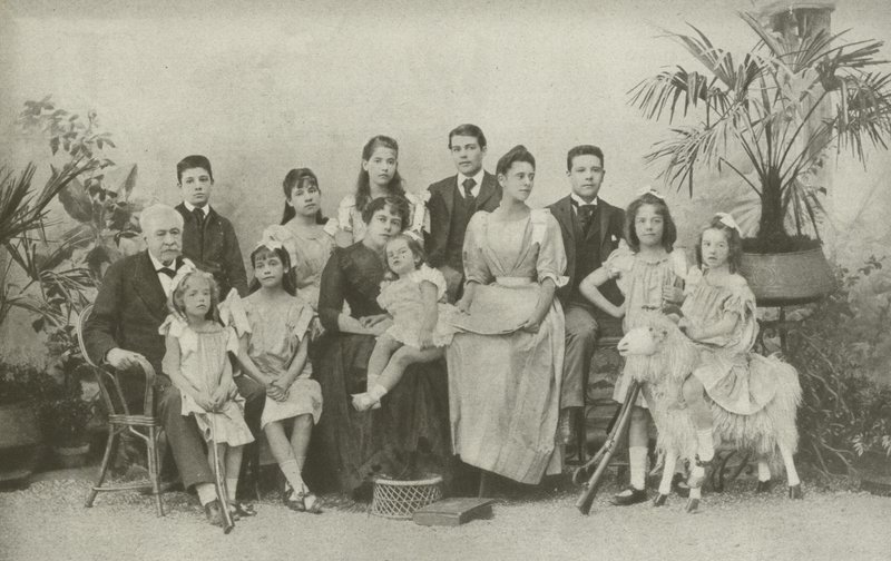 フェルディナンド・ドゥ・レセップス、妻と子供たちと（モノクロ写真 作： フランスの写真家