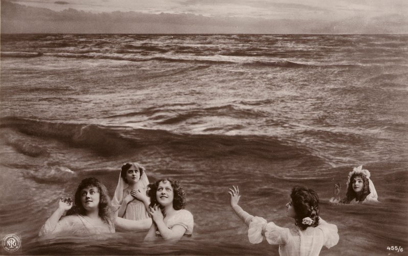 海に身を包んだ5人の女性（フォトコラージュ） 作： フランスの写真家