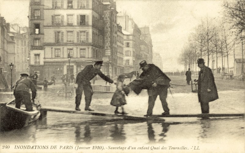 1910年1月、フランスのパリの洪水 作： フランスの写真家