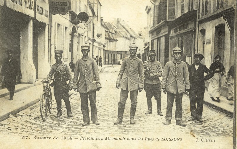 第一次世界大戦中、フランス・ソワソンの街頭に立つドイツ人捕虜たち（モノクロ写真 作： フランスの写真家