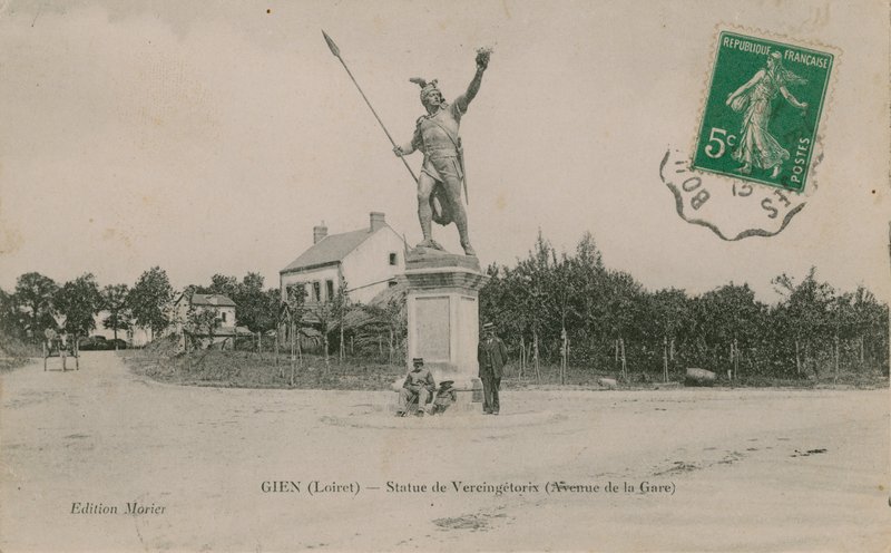Gien（ロワレ）、Vercingetorixの像。 1913年に送られたはがき。 作： フランスの写真家