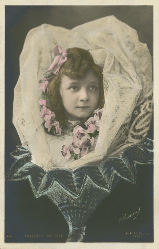 花の中の少女（カラー写真 作： フランスの写真家