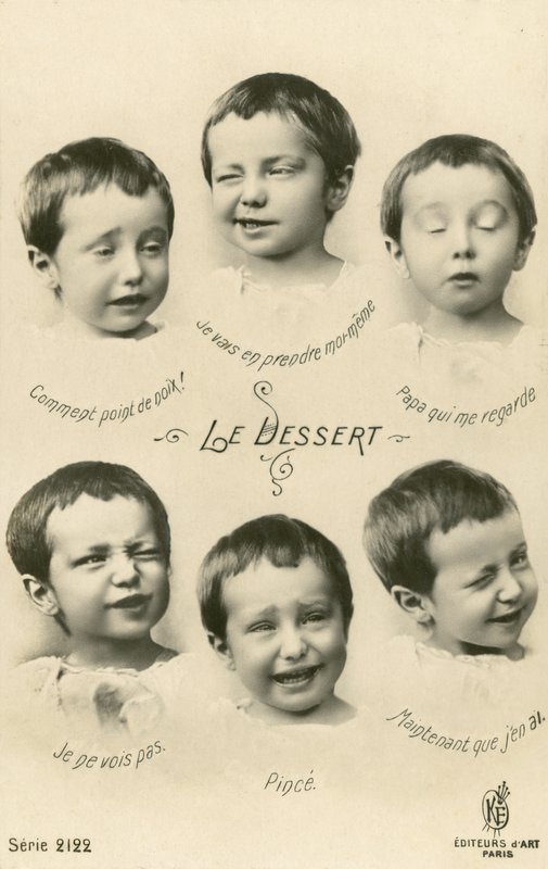 顔を引っ張る少年（モノクロ写真 作： フランスの写真家