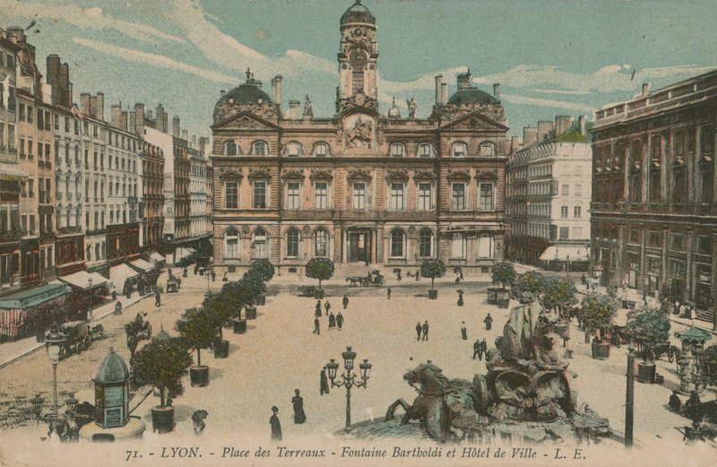 リヨン-テロー広場-バルトルディの噴水と市庁舎。 1913年に送られたはがき。 作： フランスの写真家