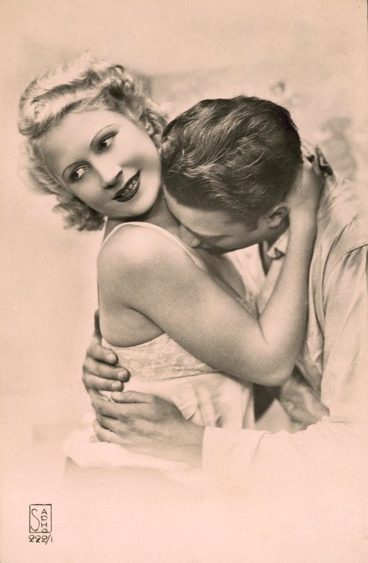 女性を抱きしめ、胸にキスする男性（モノクロ写真） 作： フランスの写真家