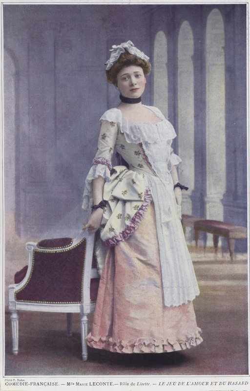 Le Jeu de lAmour et du Hasard（カラー写真）のLisetteとしてのMarie Leconte 作： フランスの写真家