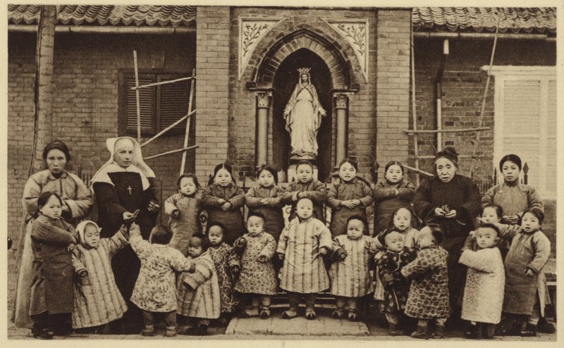 孤児は中国の孤児院の外でポーズをとる 作： フランスの写真家