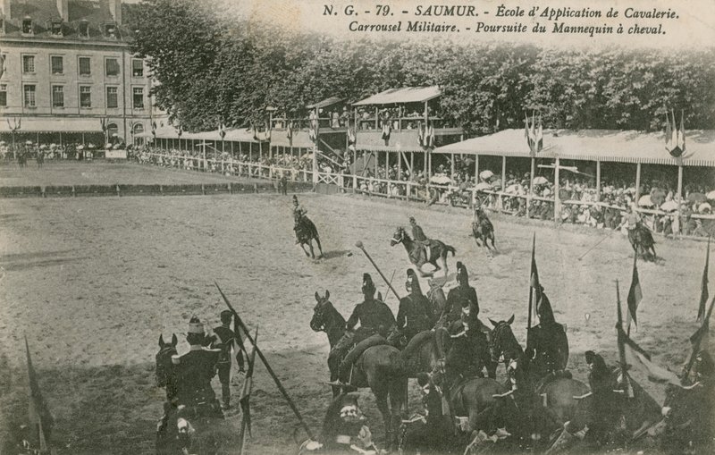 ソミュールの騎兵学校のパレード。 1913年に送られたはがき。 作： フランスの写真家