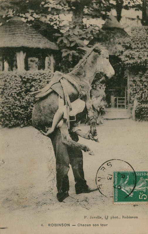 1913年に送られたロバを運ぶ男のはがき 作： フランスの写真家