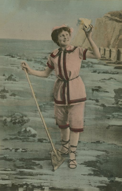 1913年に送られた漁網と貝殻を持つ女性の絵葉書（手描きの写真） 作： フランスの写真家