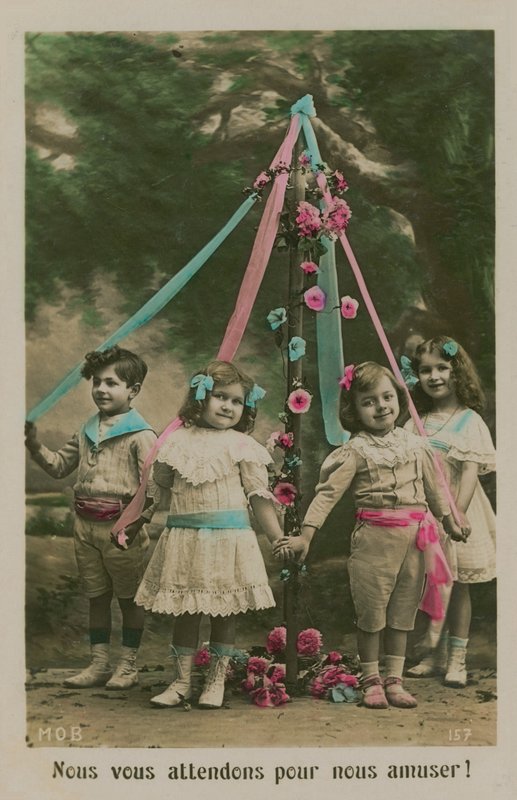 1913年に送られたメイポールの周りに立っている子供たちのポストカード（手描きの写真） 作： フランスの写真家
