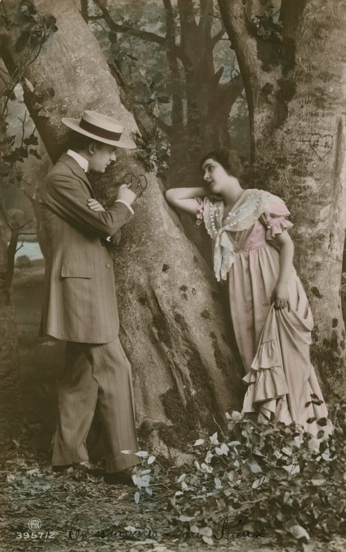 1913年に送られ、恋人たちが木にハートを彫ったポストカード（手描きの写真） 作： フランスの写真家