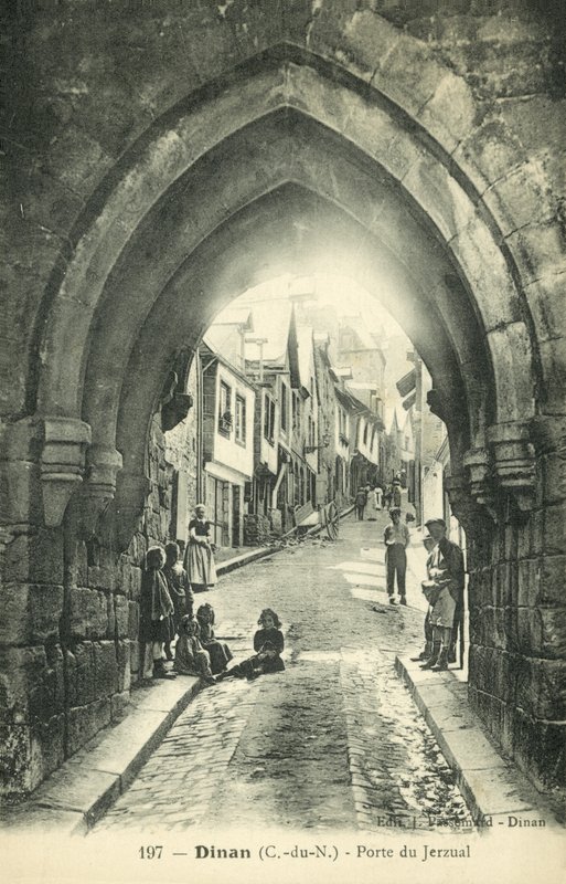 ディナン、ジェズアル通り（モノクロ写真）（Rue du Jezual, Dinan 作： フランスの写真家